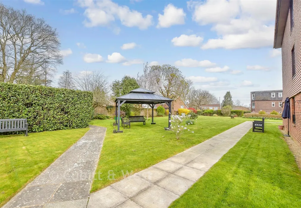 Communal Gardens - Brighton Road, Crawley, West Sussex - Wards of Kent