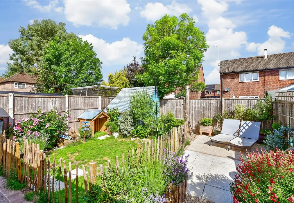 Rear Garden - Springfield Close, Lavant, Chichester, West Sussex - Wards of Kent