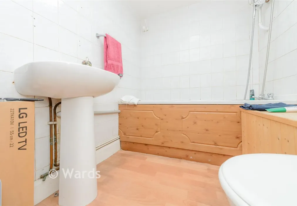 Bathroom - Highfield Road, Dartford, Kent - Wards of Kent
