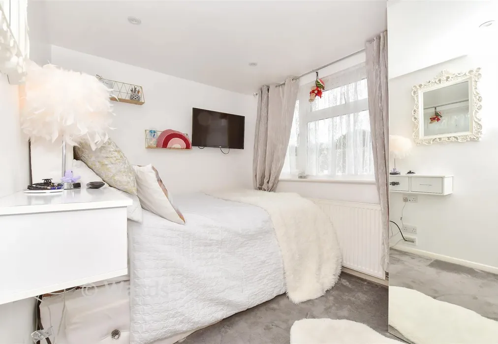 Loft Room 3 - Cedar Road, Sturry, Canterbury, Kent - Wards of Kent