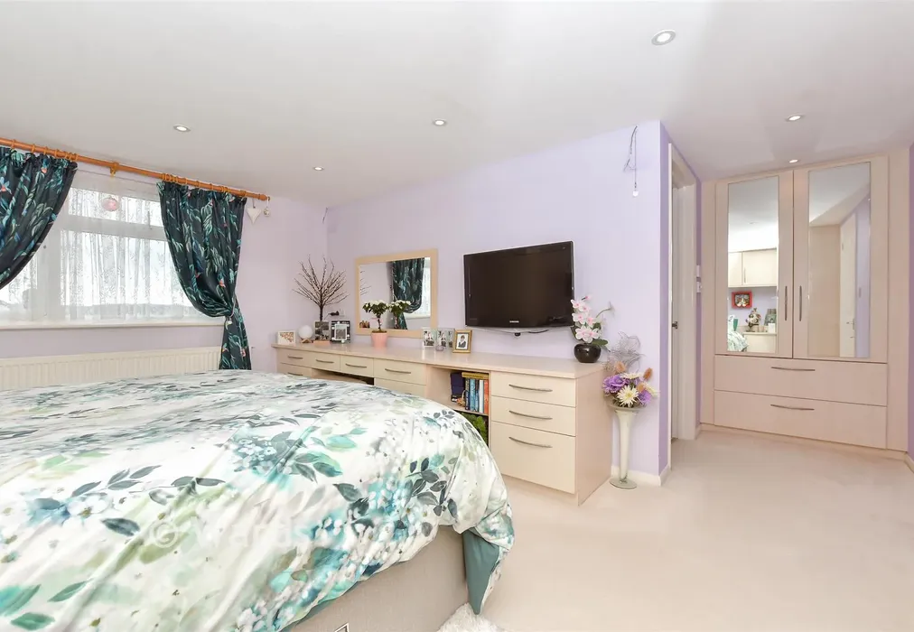 Loft Room 1 - Cedar Road, Sturry, Canterbury, Kent - Wards of Kent
