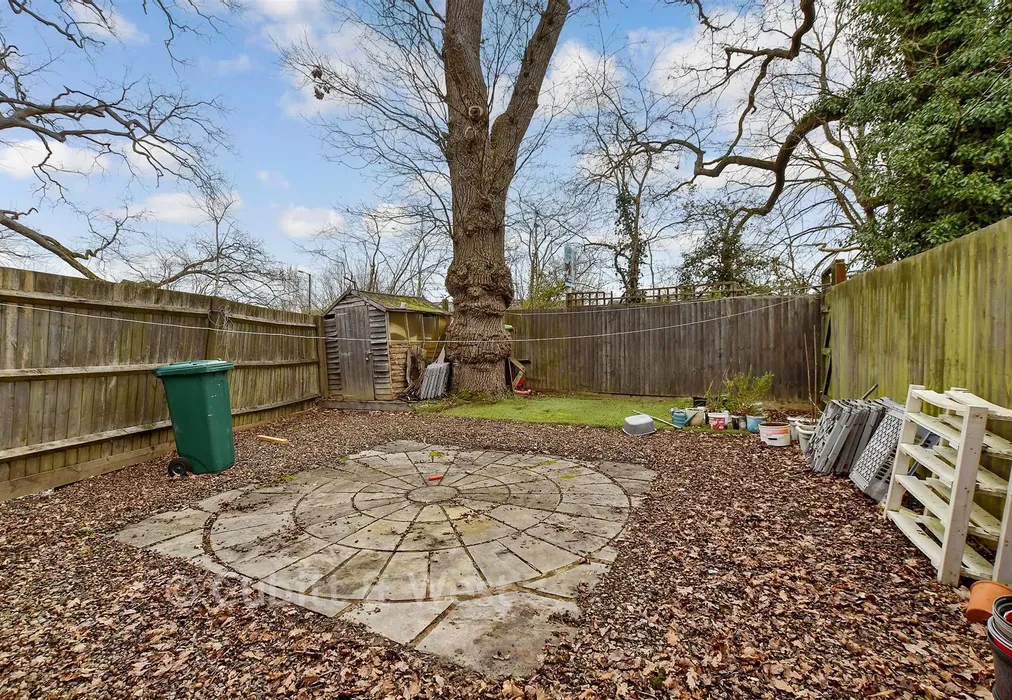 Rear Garden - Delrogue Road, Crawley, West Sussex - Wards of Kent