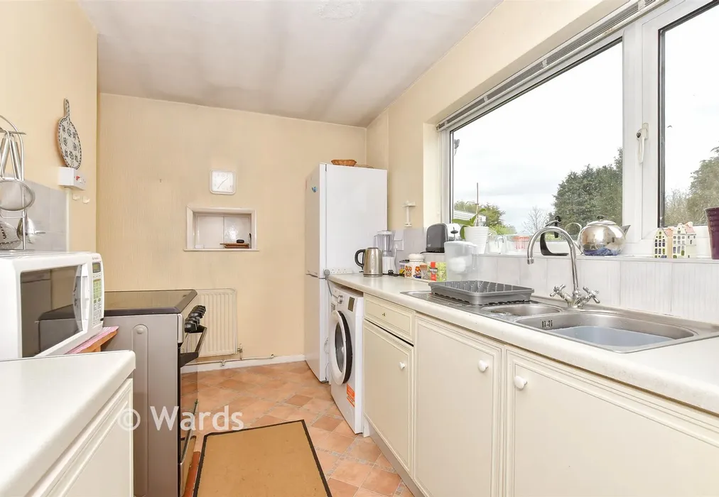 Kitchen - Northumberland Avenue, Kennington, Ashford, Kent - Wards of Kent