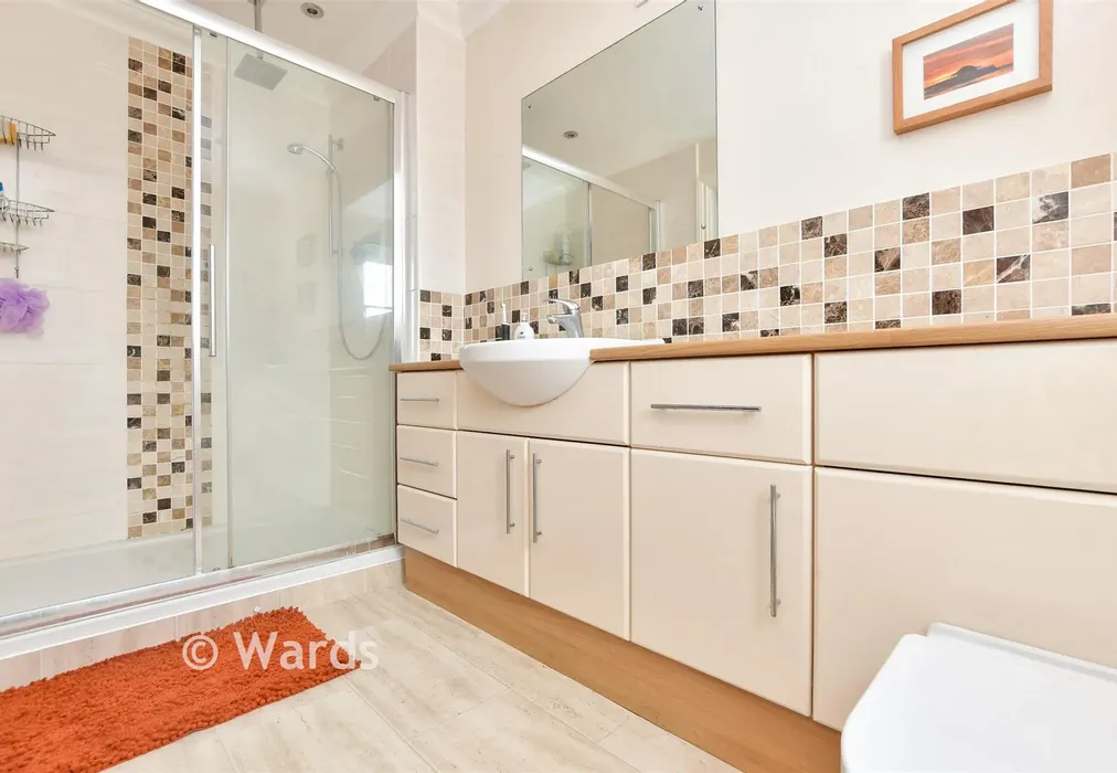 En-Suite - Walnut Close, Broadstairs, Kent - Wards of Kent