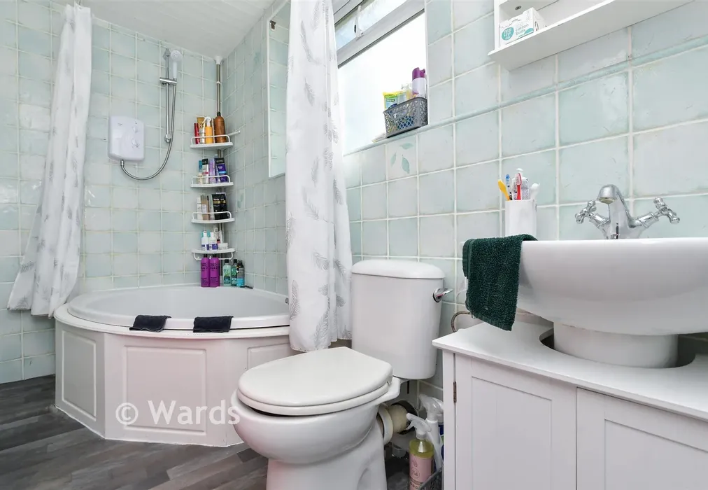 Bathroom - Stonehall Road, Lydden, Dover, Kent - Wards of Kent