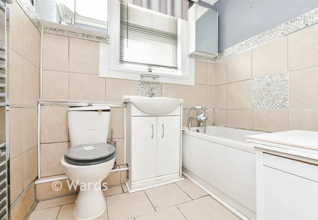 Bathroom - Victoria Avenue, Margate, Kent - Wards of Kent