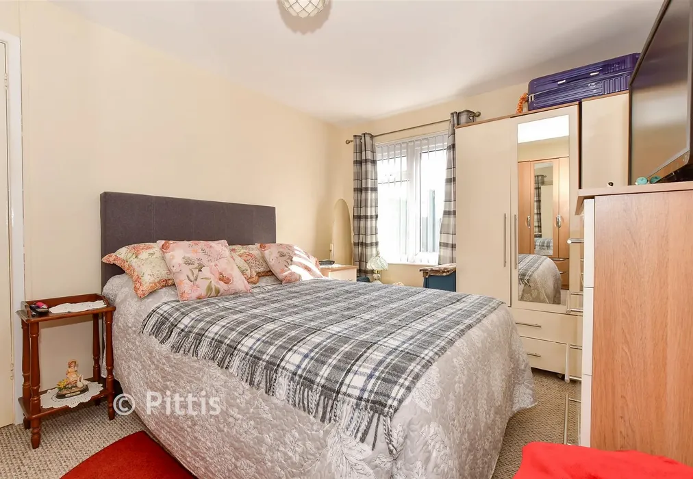 Bedroom 1 - Lower Furlongs, Brading, Sandown, Isle of Wight - Wards of Kent
