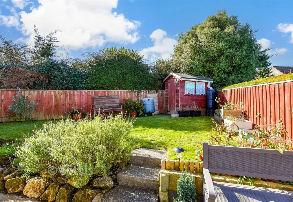 Side Garden - Lower Furlongs, Brading, Sandown, Isle of Wight - Wards of Kent