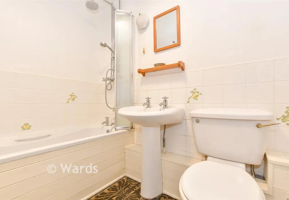 Bathroom - High Trees Close, Willesborough, Ashford, Kent - Wards of Kent