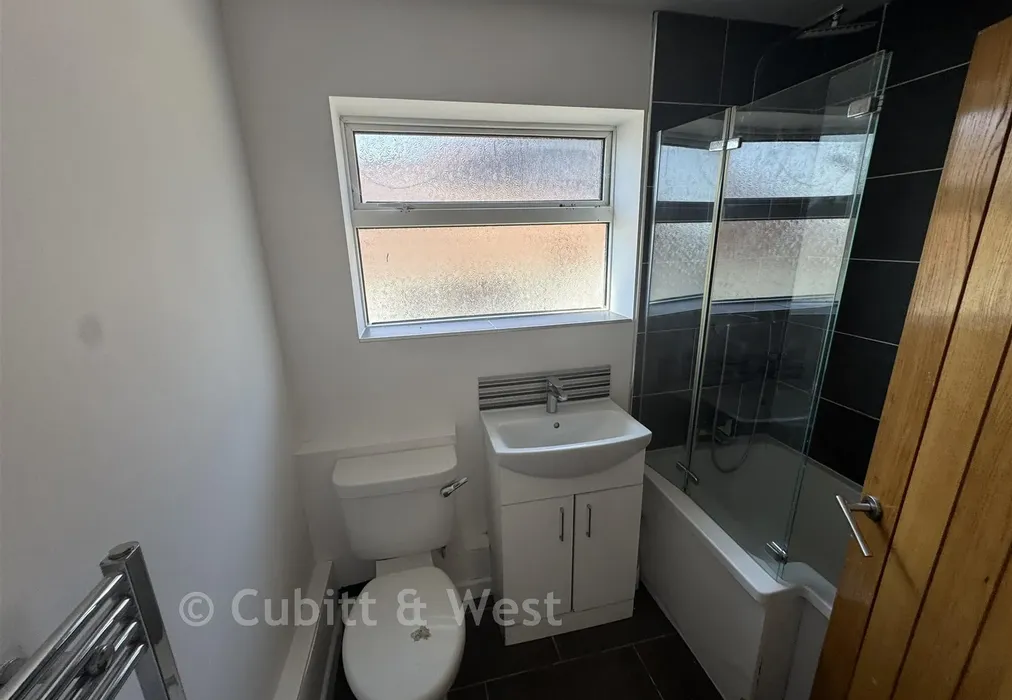 Bathroom - Balsdean Road, Woodingdean, Brighton, East Sussex - Wards of Kent
