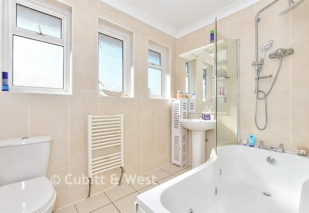Bathroom - Elmleigh Road, Havant, Hampshire - Wards of Kent