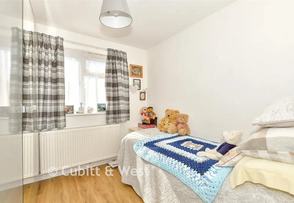 Annexe Bedroom 1 - Elmleigh Road, Havant, Hampshire - Wards of Kent