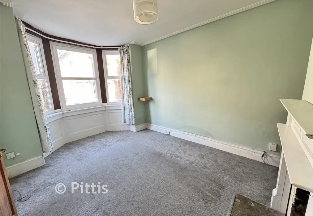 Bedroom - Gordon Road, Cowes, Isle of Wight - Wards of Kent