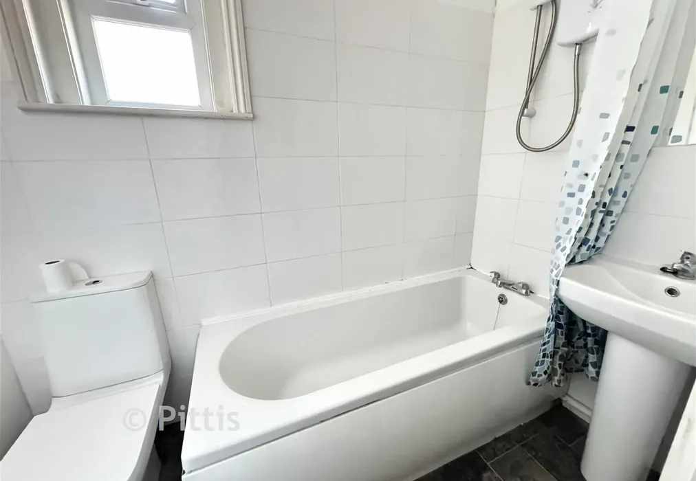 Bathroom - Gordon Road, Cowes, Isle of Wight - Wards of Kent