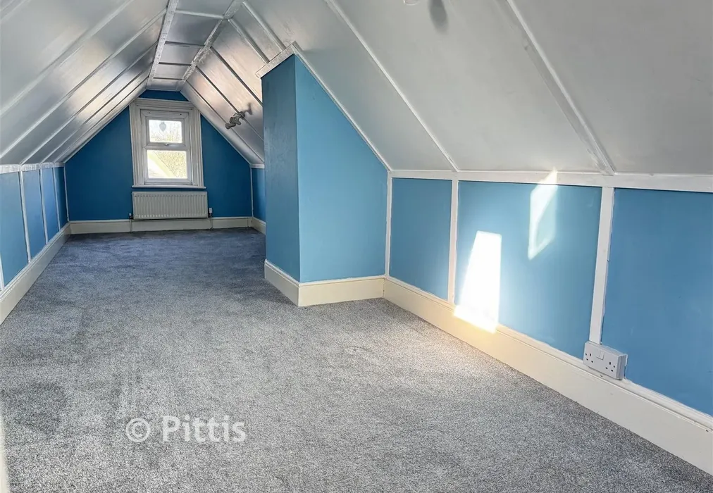 Loft - Gordon Road, Cowes, Isle of Wight - Wards of Kent
