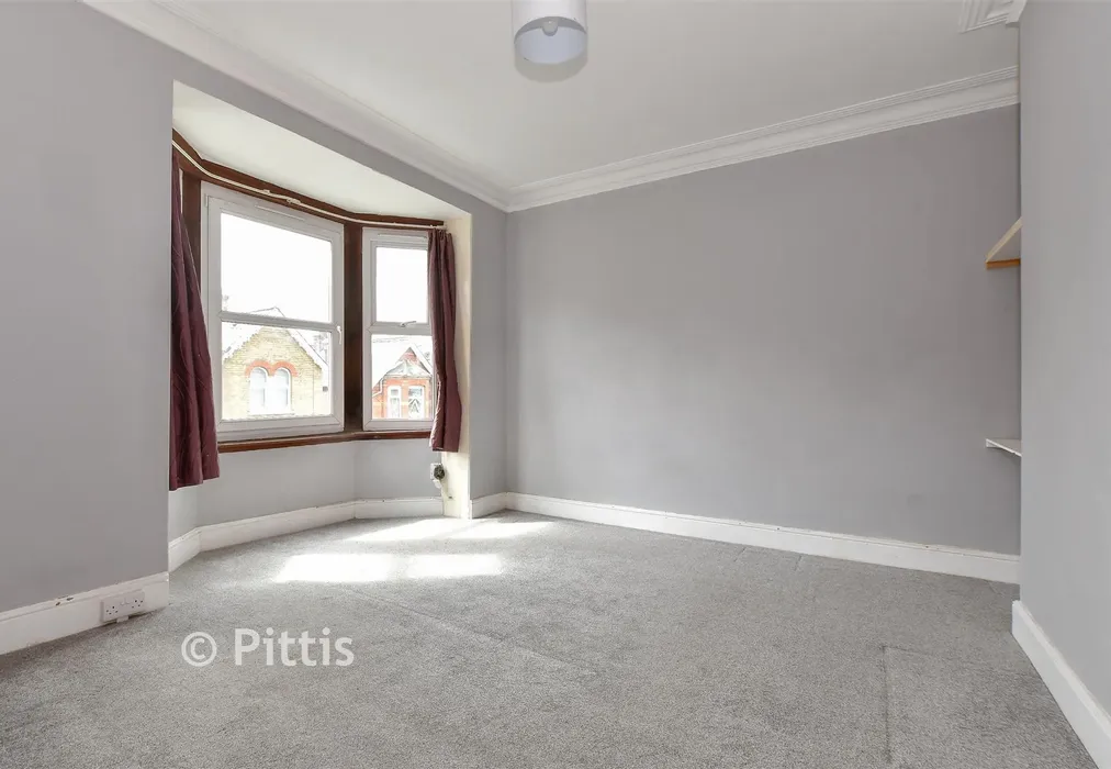 Bedroom 1 - Gordon Road, Cowes, Isle of Wight - Wards of Kent