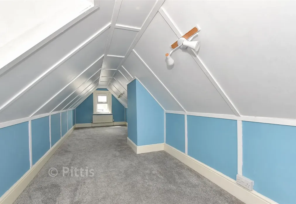 Loft Room - Gordon Road, Cowes, Isle of Wight - Wards of Kent