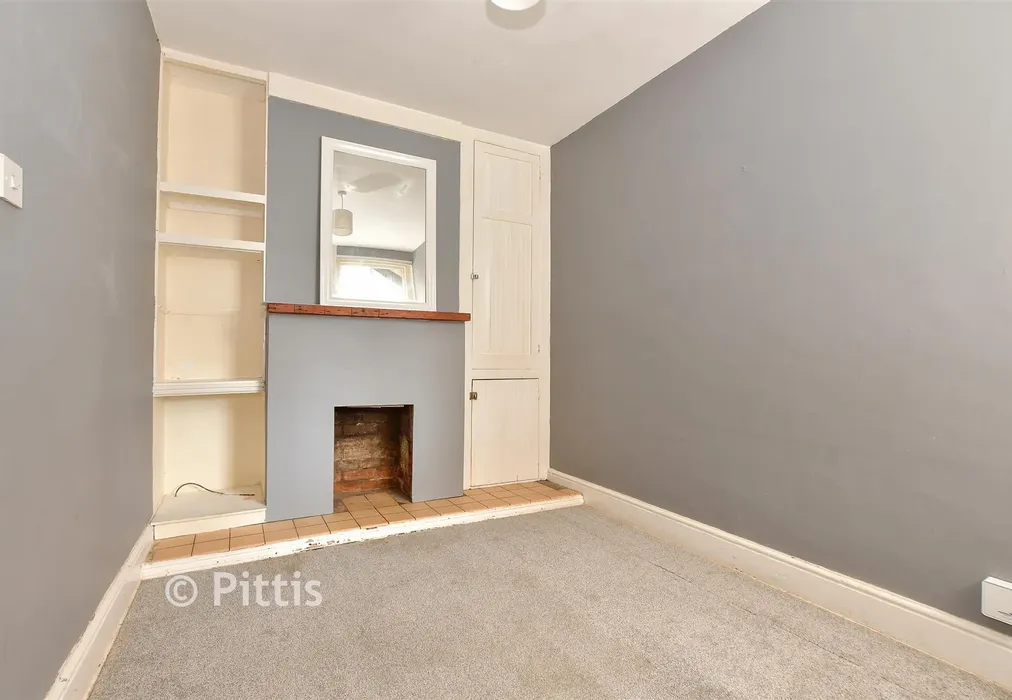 Snug - Gordon Road, Cowes, Isle of Wight - Wards of Kent