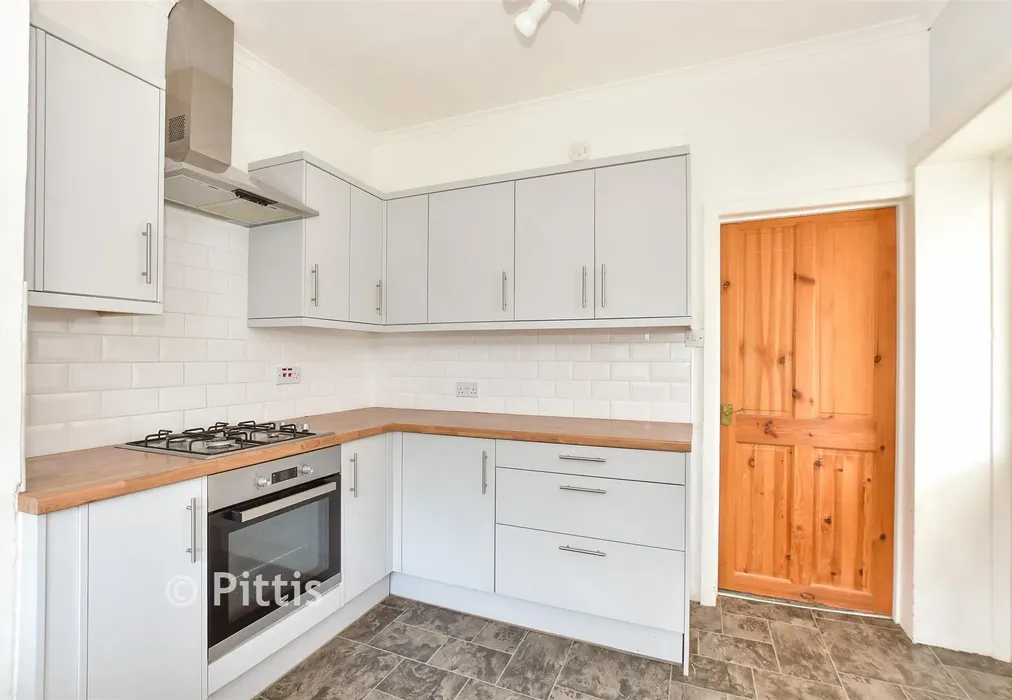 Kitchen - Gordon Road, Cowes, Isle of Wight - Wards of Kent