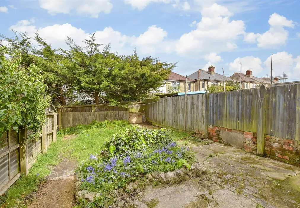 Rear Garden - Gordon Road, Cowes, Isle of Wight - Wards of Kent