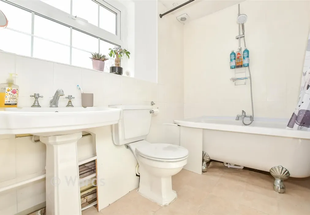 Bathroom - New Hythe Lane, Larkfield, Aylesford, Kent - Wards of Kent