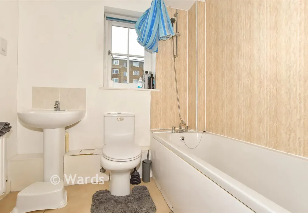 Bathroom - Queens Courtyard, Dover, Kent - Wards of Kent