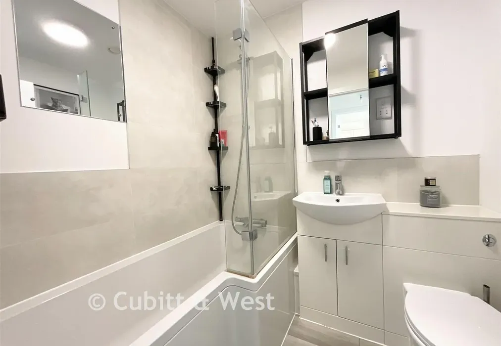 Bathroom - Romany Road, Worthing, West Sussex - Wards of Kent