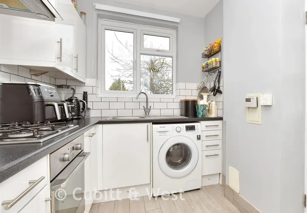 Kitchen - Fairhaven Avenue, Shirley, Croydon, Surrey - Wards of Kent