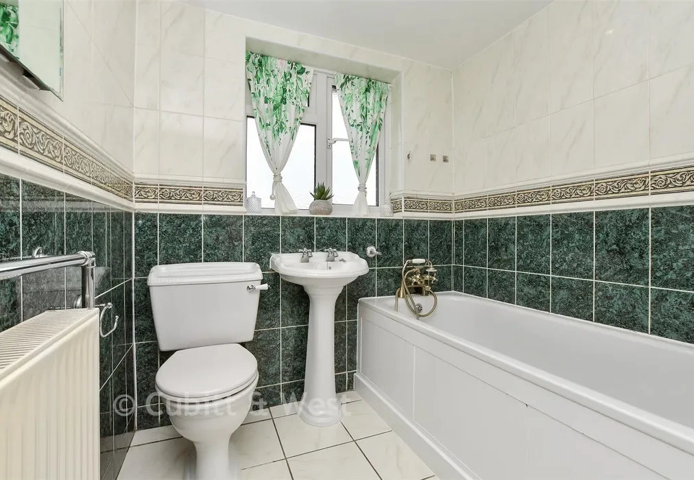 Bathroom - Fairhaven Avenue, Shirley, Croydon, Surrey - Wards of Kent