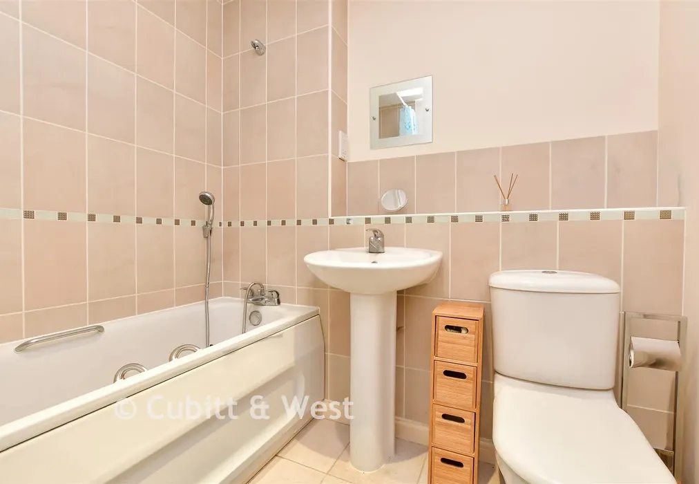 En-Suite Bathroom - Pampisford Road, Purley, Surrey - Wards of Kent