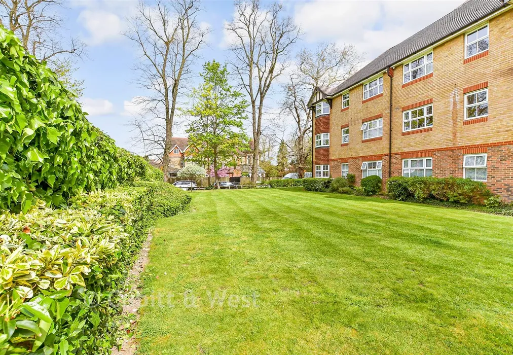 Communal Gardens - Pampisford Road, Purley, Surrey - Wards of Kent