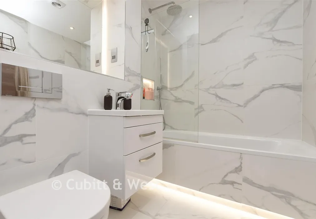 Bathroom - Croydon Road, Caterham, Surrey - Wards of Kent