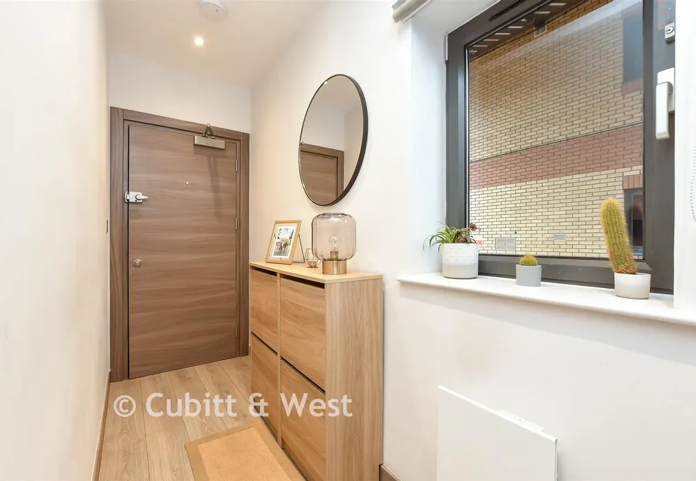 Hallway - Croydon Road, Caterham, Surrey - Wards of Kent
