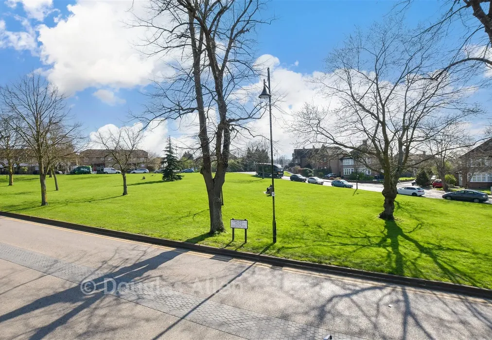 Views To Front - Chigwell Road, Woodford Green, Essex - Wards of Kent