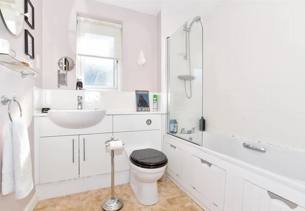 Bathroom - Ingram Close, Larkfield, Kent - Wards of Kent