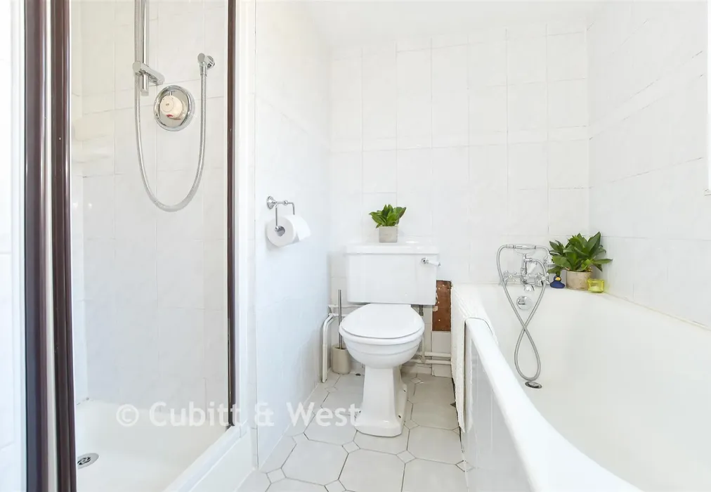 Bathroom - Cooksbridge, Lewes, East Sussex - Wards of Kent