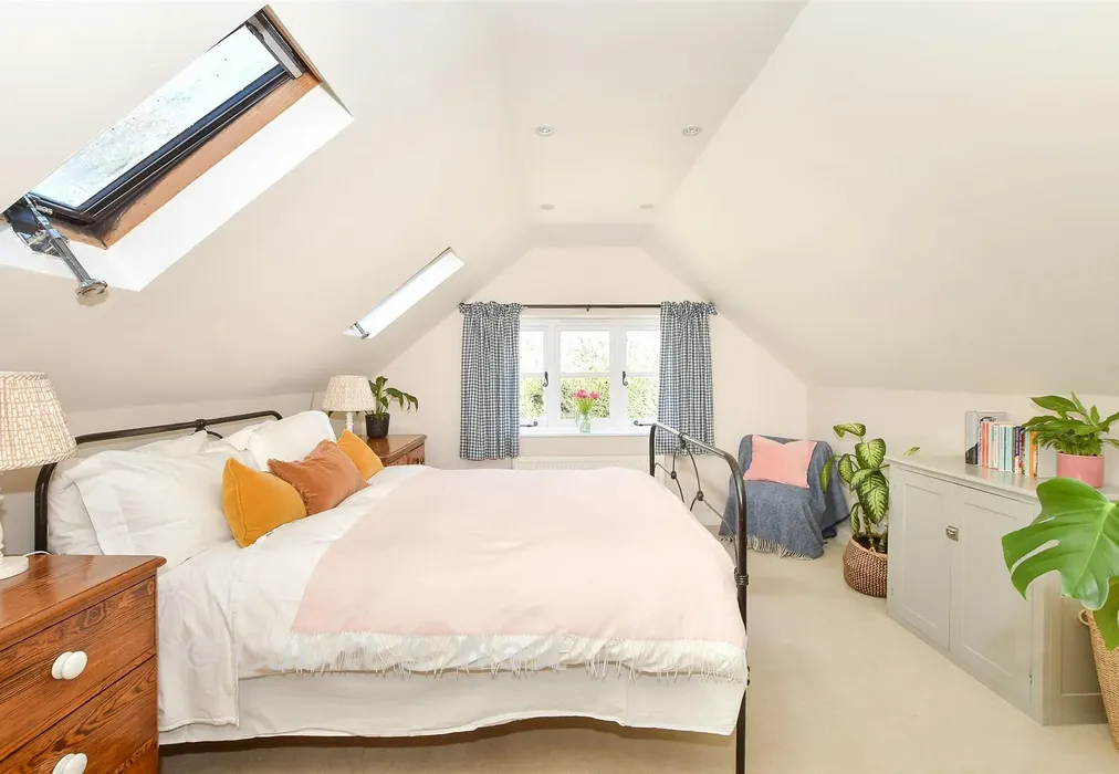 Bedroom 1 - Cooksbridge, Lewes, East Sussex - Wards of Kent