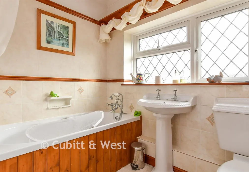 Family Bathroom - Graham Avenue, Brighton, East Sussex - Wards of Kent