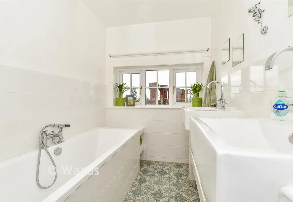 En-Suite Bathroom - Lower Road, Sutton Valence, Maidstone, Kent - Wards of Kent