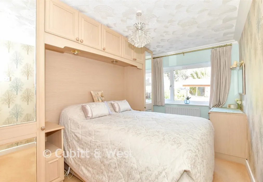Bedroom 1 - West Lane, Hayling Island, Hampshire - Wards of Kent