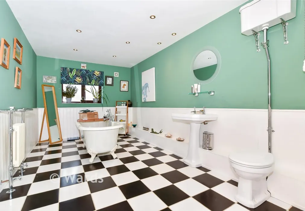 Bathroom - Lenham Road, Kingswood, Maidstone, Kent - Wards of Kent