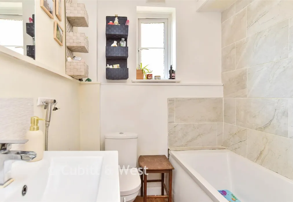 Bathroom - London Road, Brighton, East Sussex - Wards of Kent