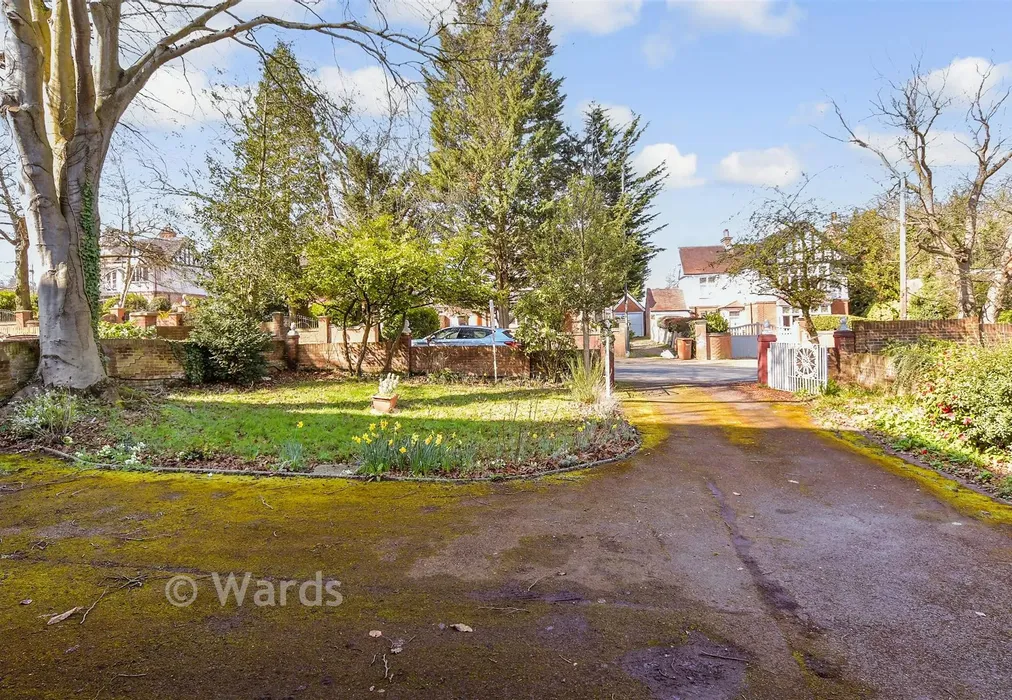 Front Garden - Maidstone Road, Chatham, Kent - Wards of Kent