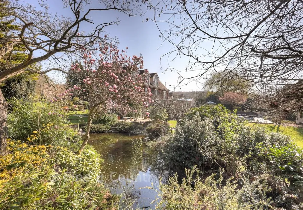 Pond House - Mount End, Theydon Mount, Epping, Essex - Wards of Kent