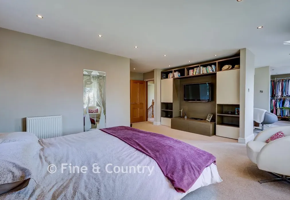 Bedroom 1 - Mount End, Theydon Mount, Epping, Essex - Wards of Kent