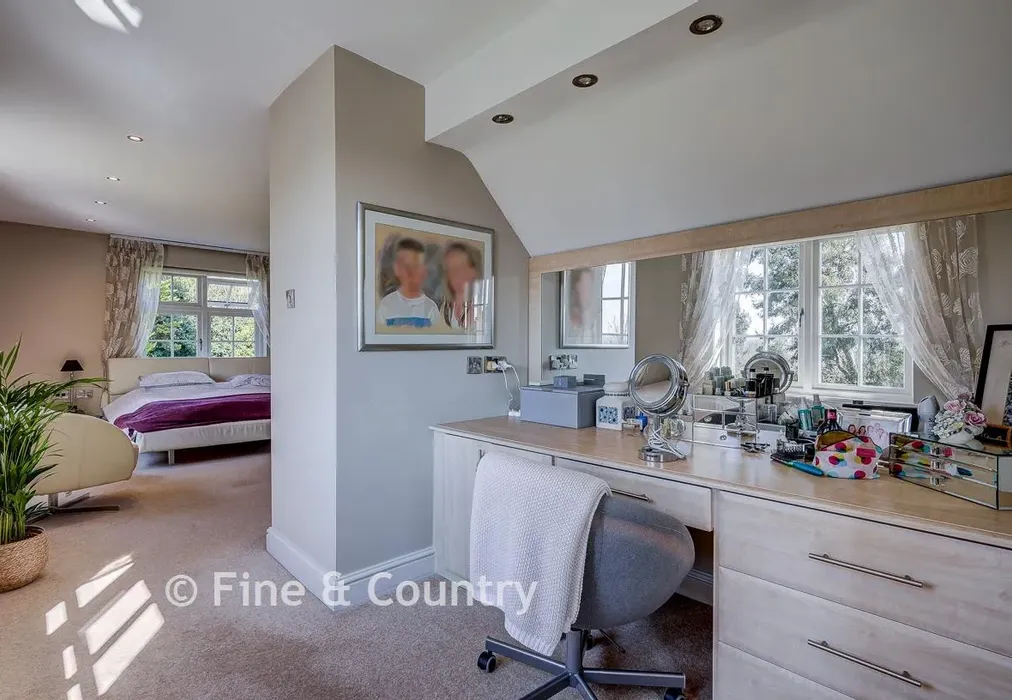 Bedroom 1 - Mount End, Theydon Mount, Epping, Essex - Wards of Kent