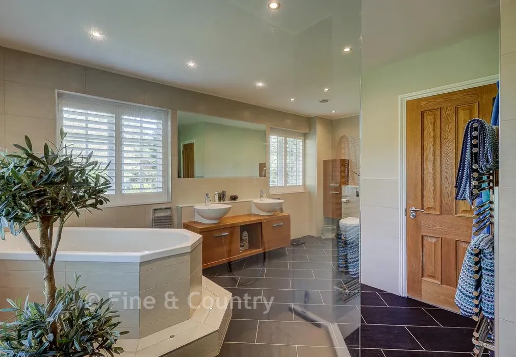 Bathroom 1 - Mount End, Theydon Mount, Epping, Essex - Wards of Kent