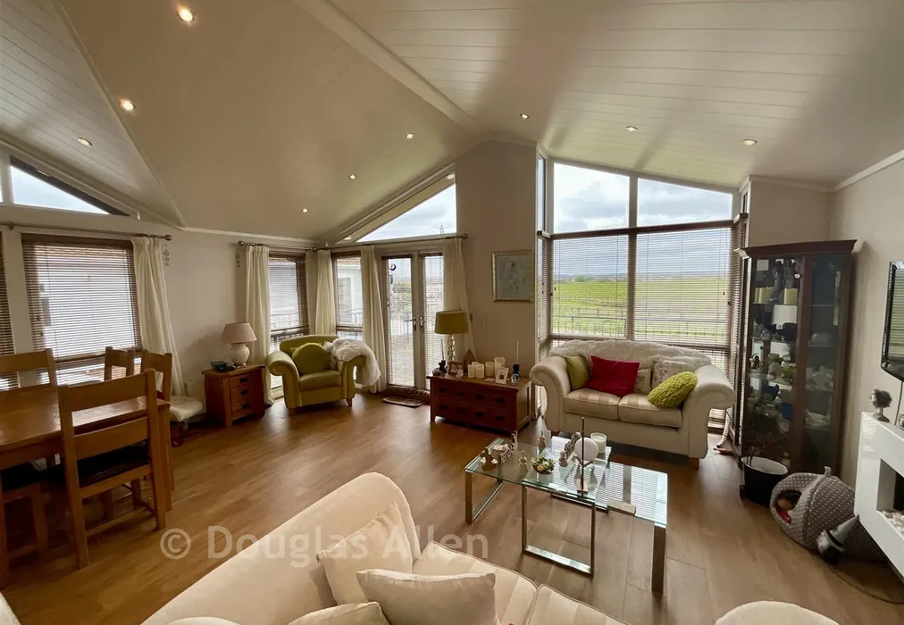 Lounge Area - Palm Court, Battlesbridge, Wickford, Essex - Wards of Kent