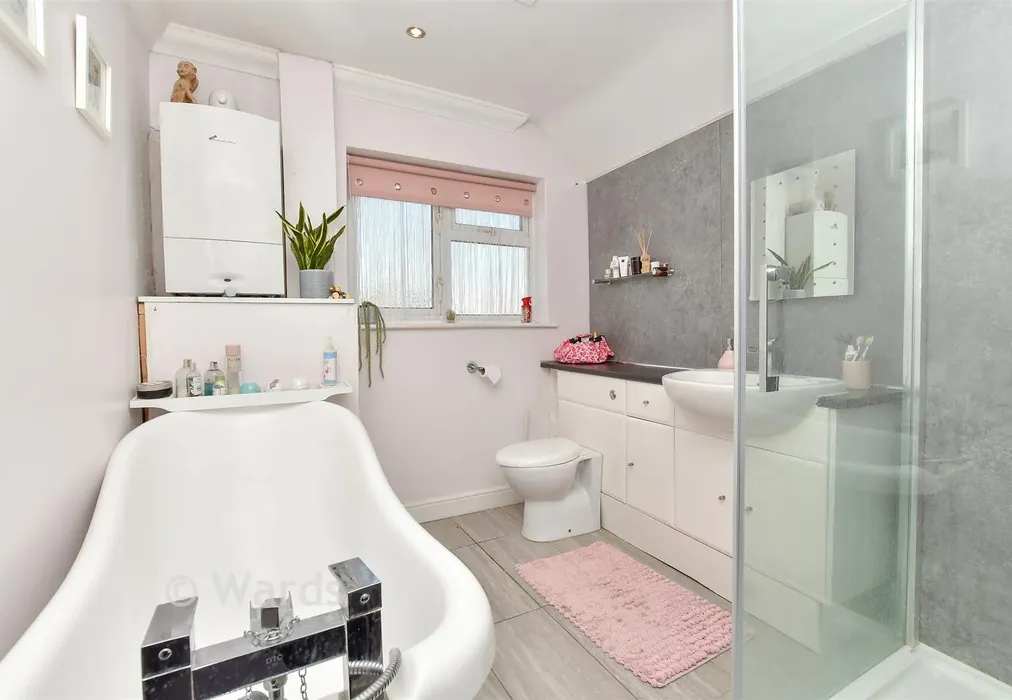 Bathroom - Unity Street, Sittingbourne, Kent - Wards of Kent