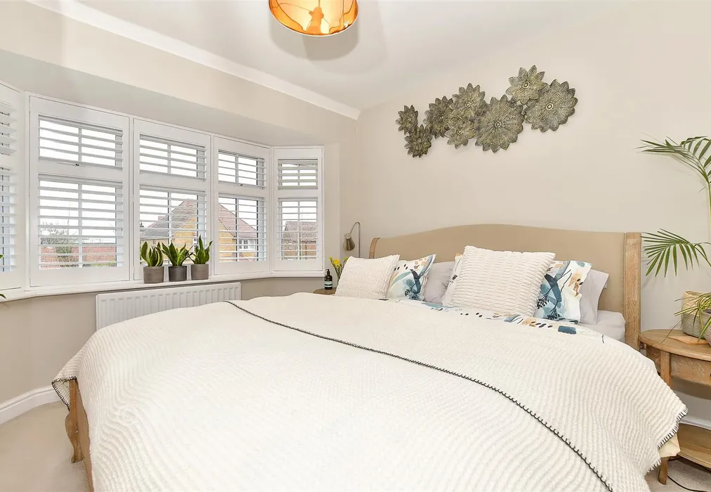 Bedroom 1 - Great Threads, Staplehurst, Kent - Wards of Kent
